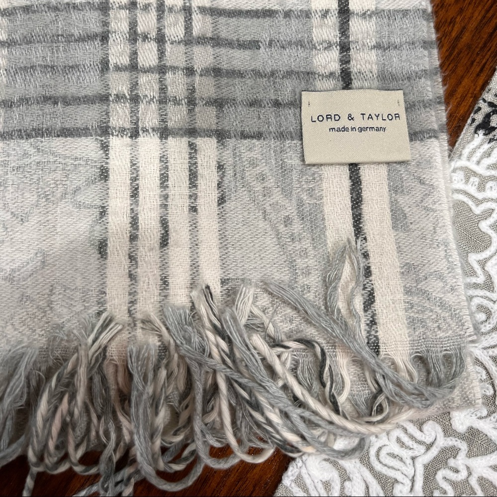 Gorgeous lord & Taylor cashmere scarf 🧣